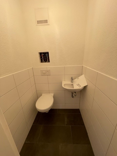 Schöne renovierte Wohnung in der Stadtmitte mit Küche! - Photo 5