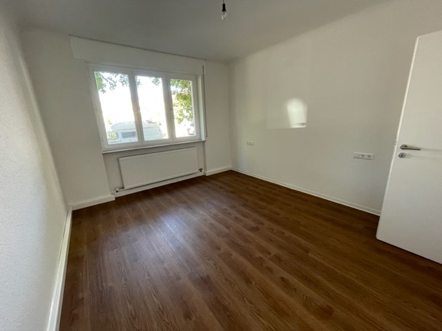 Schöne renovierte Wohnung in der Stadtmitte mit Küche! - Photo 1