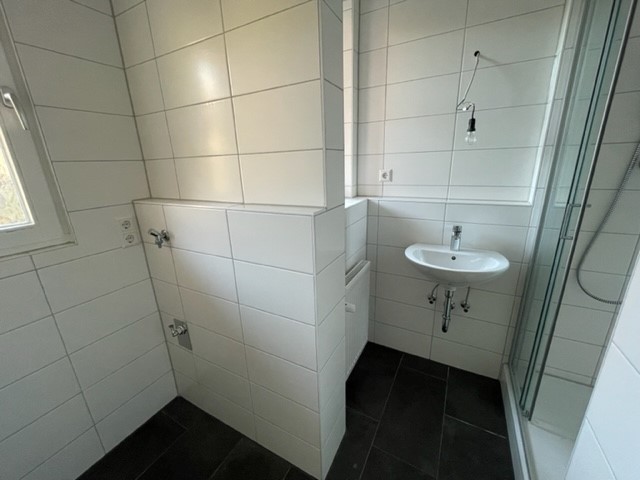 Schöne renovierte Wohnung in der Stadtmitte mit Küche! - Photo 4